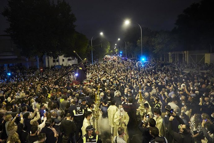 El Señor del Gran Poder entre los vecinos del barrio Amate durante el traslado a la Parroquia Santa Teresa por la Santa Misión a 31 de octubre de 2021 en el barrio de Amate de Sevilla (Andalucía, España)