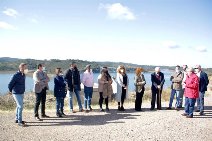 La presidenta de la Diputación de Huelva,María Eugenia Limón, visita la presa del Andévalo.