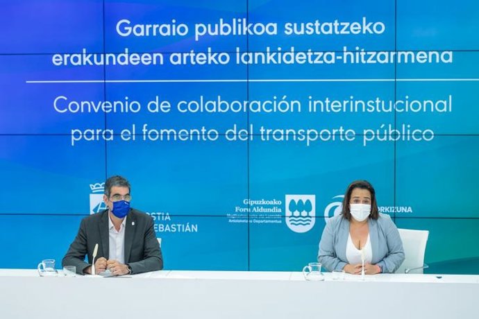 El alcalde de San Sebastián, Eneko Goia, y la diputada de Movilidad, Rafi Romero