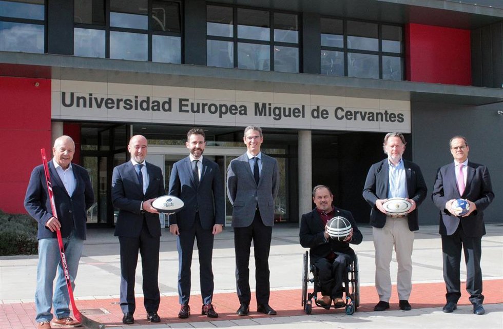 De izquierda a derecha: Ángel Ruiz Martínez, José María Valentín-Gamazo, David García López, rector de la UEMC, Jesús Zarzuela Mateos, miembro del Consejo de Administración de la Universidad, José Antonio de Castro, Rian Butcher y Cayetano Cifuentes.