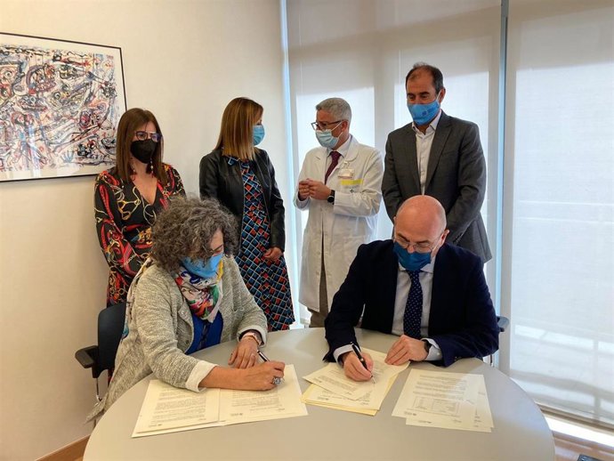 El gerente del SMS, Francisco Ponce, y la rectora de la UPCT, Beatriz Miguel, han suscrito un convenio para la puesta en marcha de un Laboratorio de Investigación, Desarrollo e Innovación en Tecnologías Biomédicas (LIDiTeB) en el hospital general univer
