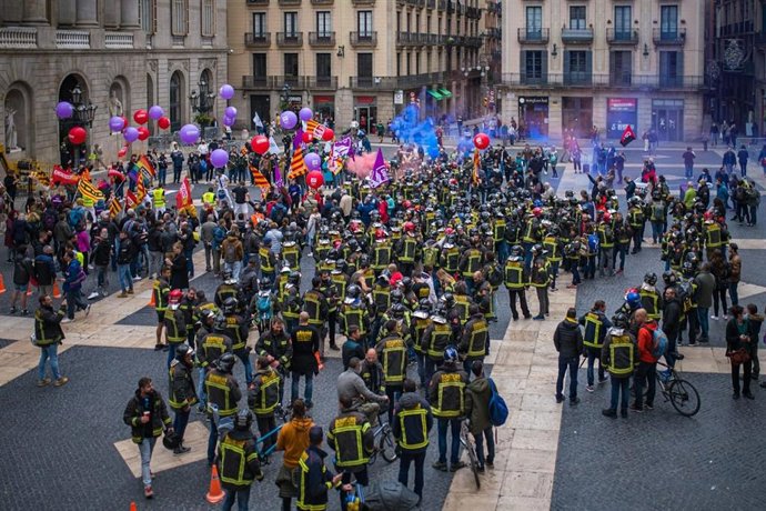 Funcionarios del Ayuntamiento de Barcelona protestan en la plaza Sant Jaume ante el consistorio.
