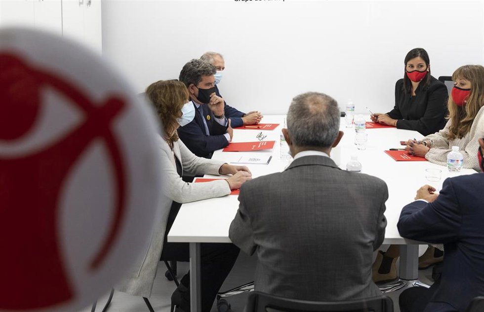 El ministro de Inclusión, Seguridad Social y Migraciones, José Luis Escrivá (2i), durante su reunión con los miembros de Save the Children, en su visita al Centro de Recursos para la Infancia y la Adolescencia. A 04 de noviembre de 2021, en Sevilla (And