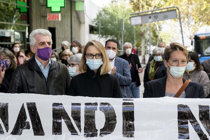 La portavoz de Unidas Podemos en la Asamblea de Madrid, Carolina Alonso (centro), y la diputada del partido Paloma García Villa (d), en una concentración frente a la Asamblea de Madrid, a 4 de noviembre de 2021, en Madrid (España). Los colectivos Mats y