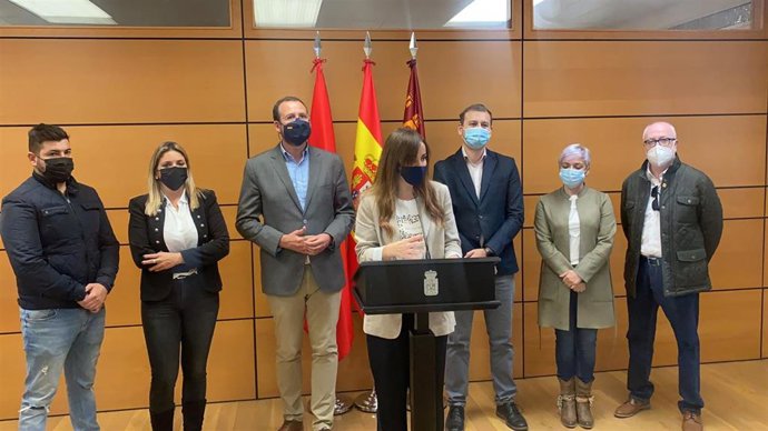 La portavoz del Grupo Municipal Popular, Rebeca Pérez y los concejales José Guillén y Marco Antonio Fernández, acompañados de los presidentes de las juntas municipales, en la rueda de prensa