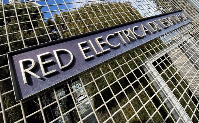 Archivo - Letrero del Grupo Red Eléctrica de España en su sede de Alcobendas, el mismo día en el que esta corporación ha concretado los motivos de la dimisión de Jordi Sevilla como presidente de la compañía a requerimiento de la Comisión Nacional del Me