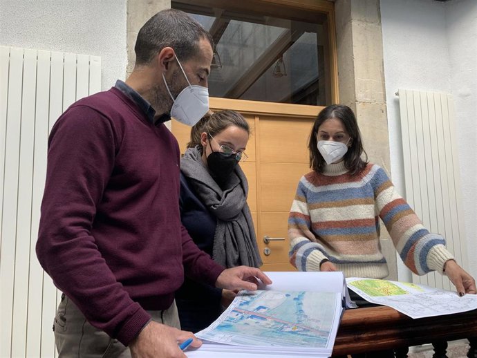 El alcalde de Siero, Ángel García, la ingeniera municipal Leire Gabilondo y la concejala, Aida Nuño.