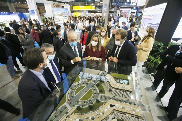 Marifrán Carazo en la visita a Simed Málaga junto al alcalde, Franciso de la Torre, y el presidente de la Diputación, Francisco Salado, entre otros.