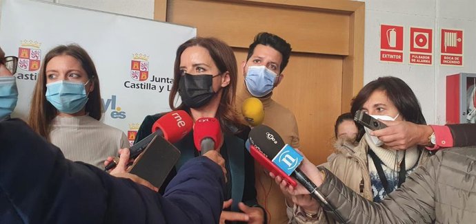 Ana Carlota Amigo atiende a los medios en León.