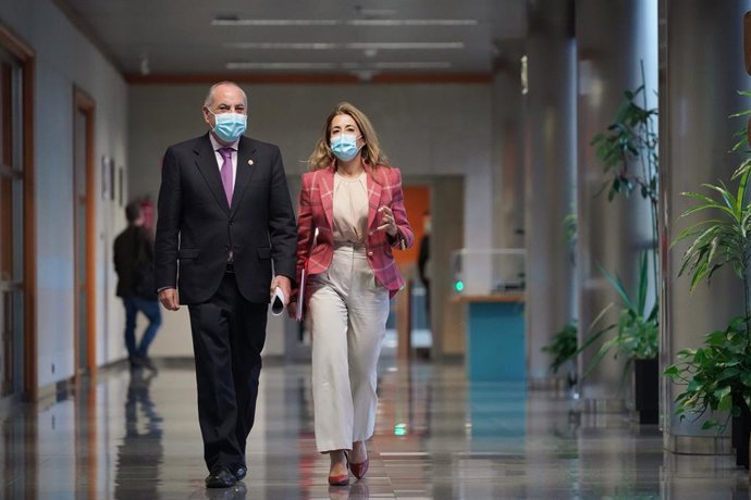 La ministra de Transportes, Movilidad y Agenda Urbana, Raquel Sánchez (d), y el consejero de Planificación Territorial, Vivienda y Transportes del Gobierno Vasco, Iñaki Arriola (i).