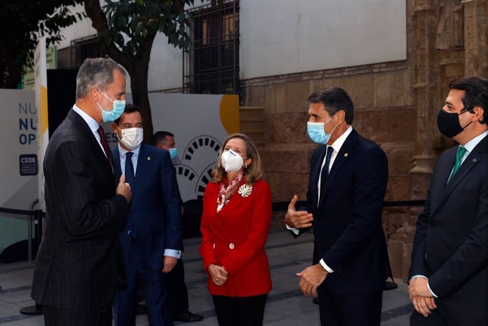 El Rey Felipe VI a su llegada a la clausura del XX Congreso Directivos CEDE, en Córdoba, junto a la vicepresidenta primera, Nadia Calviño, y el presidente de Andalucía, Juanma Moreno