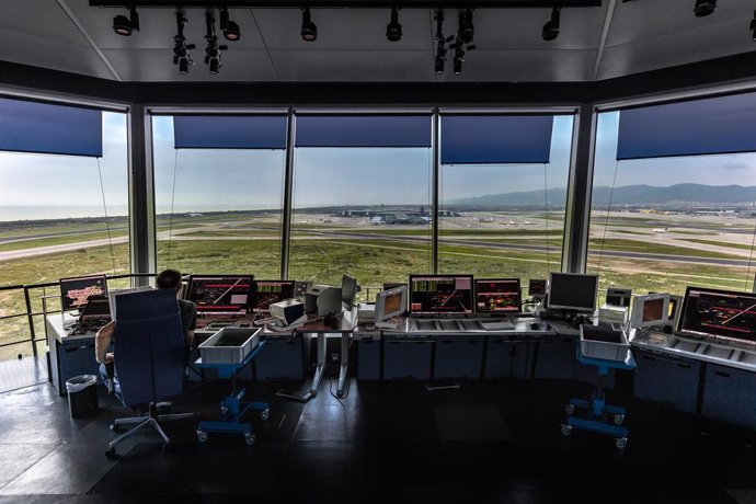 Archivo - Interior de la torre de control del Aeropuerto de Barcelona-El Prat