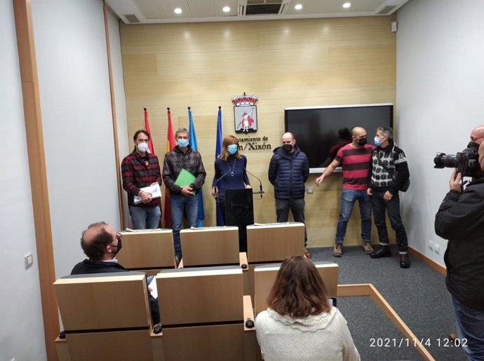 Rueda de prensa de  la edil de Ciudadanos en Gijón Ana Isabel Menéndez con representantes sindicales del Cuerpo de Bomberos