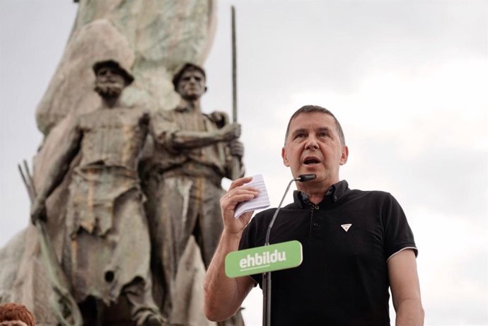 Archivo - El coordinador de EH Bildu, Arnaldo Otegi, realiza declaraciones en Portugalete (Bizkaia)