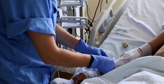 Archivo - Sanitario atiende a un paciente pediátrico