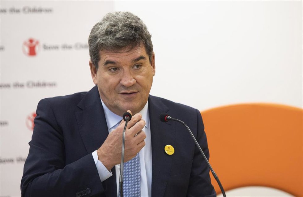 El ministro de Inclusión, Seguridad Social y Migraciones, José Luis Escrivá, atiende a los medios de comunicación durante su visita al Centro de Recursos para la Infancia y la Adolescencia de Save the Children. A 04 de noviembre de 2021, en Sevilla (And