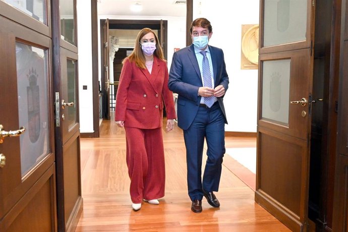 Barcones (I) y Fernández Mañueco (D) en la sede de la Junta.