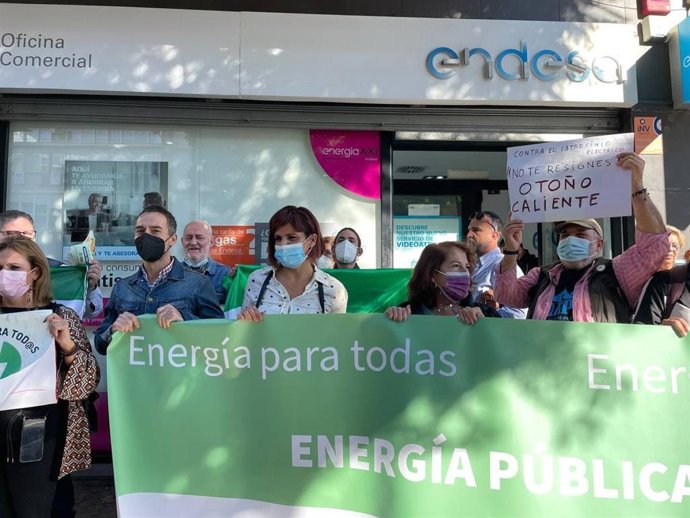 Acción de Adelante Andalucía para reclamar una energía "accesible" ante una oficina de Endesa en Sevilla, con la participación de la parlamentaria andaluza Teresa Rodríguez.