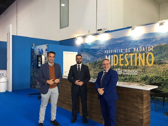 El diputado de Transformación Digital y Turismo, y el vicepresidente primero de la Diputación de Badajoz, junto al director general de Turismo de la Junta.