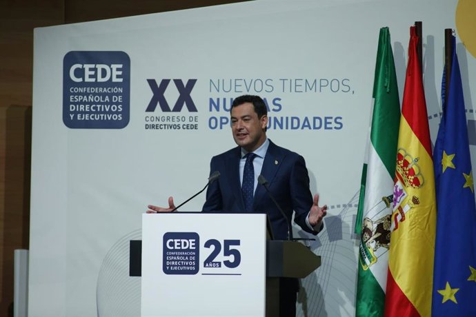El presidente de la Junta de Andalucía, Juanma Moreno, en la clausura del XX Congreso de Directivos de la Confederación Española de Directivos y Ejecutivos (CEDE).
