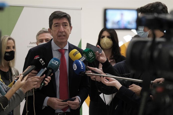 Marín atiende a los periodistas en Córdoba.