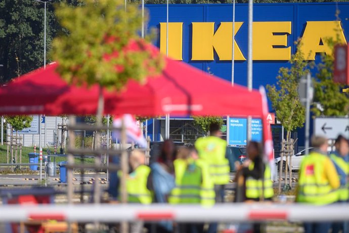 Archivo - 21 September 2021, Saxony-Anhalt, Magdeburg: Retail workers march in front of the entrance of the Ikea furniture store during a strike. Photo: Klaus-Dietmar Gabbert/dpa-Zentralbild/dpa