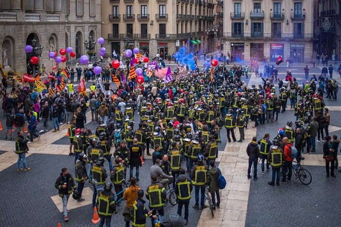 Funcionaris de l'Ajuntament de Barcelona protesten a la plaa Sant Jaume davant el consistori