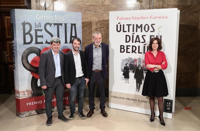 (I-D) Los escritores Jorge Díaz, Antonio Mercero y Agustín Martínez posan junto a la autora Paloma Sánchez-Garnica Martínez durante la presentación de los ganadores del Premios Planeta en el Instituto Cervantes