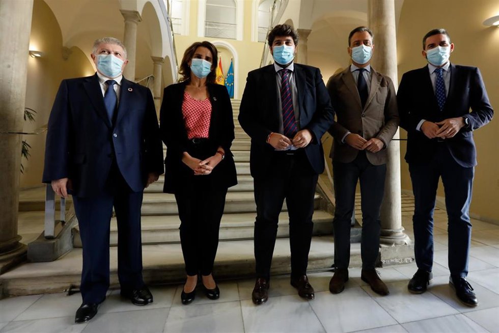 En el centro, la ministra Ribera y el presidente autonómico, Fernando López Miras