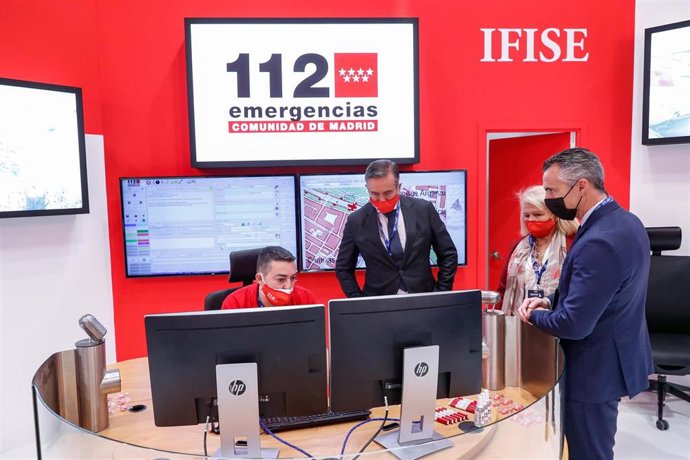 El consejero de Presidencia, Justicia e Interior, Enrique López, en su visita al stand de la Agencia de Seguridad y Emergencias Madrid 112 -ASEM112- en Ifema.