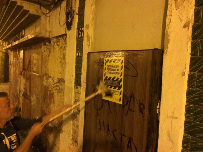 Viene cinos del Cabanyal señalizan viviendas municipales cerradas