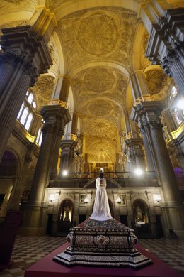 Archivo - Varias personas contemplan y disfrutan de  la exposición y veneración de imágenes de Semana Santa 'El Verbo Encarnado', dentro de las actividades por el centenario de la Agrupación de Cofradías, en la imagen Nuestro Padre Jesús Cautivo a 21 de