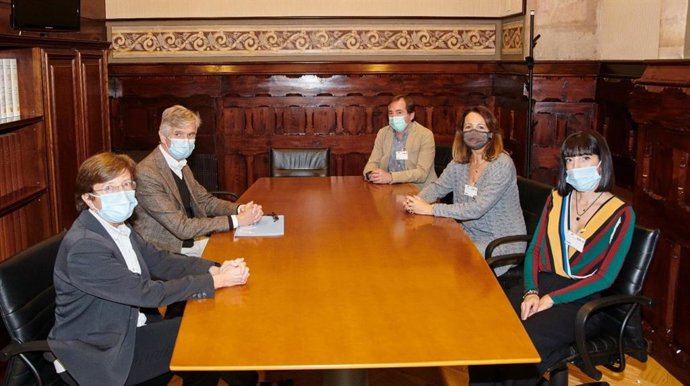 El conseller Josep Maria Argimon y la secretaria de Salud Pública Carmen Cabezas en una reunión con la AEM