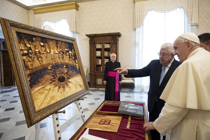 HANDOUT - 04 November 2021, Vatican, Vatican City: A handout image released by Vatican Media shows Pope Francis (R) meeting with the Palestinian President Mahmoud Abbas. Photo: Divisione Produzione Fotografica/ANSA via ZUMA Press/dpa - ATTENTION: editor