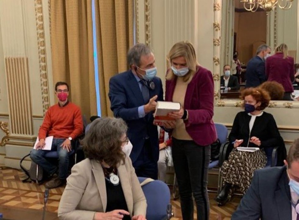 El presidente de la Fundación Víctimas del Terrorismo, Tomás Caballero, en la reunión con la misión de europarlamentarios de visita por los 300 crímenes de ETA sin resolver