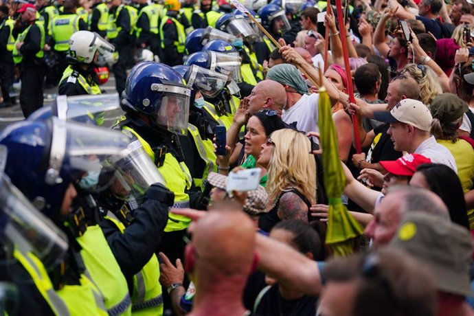 Archivo - 19 July 2021, United Kingdom, London: Police block anti-vaccination protesters during a demonstration in Parliament Square after the final Coronavirus legal restrictions were lifted in England. Photo: Victoria Jones/PA Wire/dpa