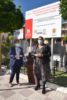 Dolores Amo (dcha.), junto a la alcaldesa de Moriles.