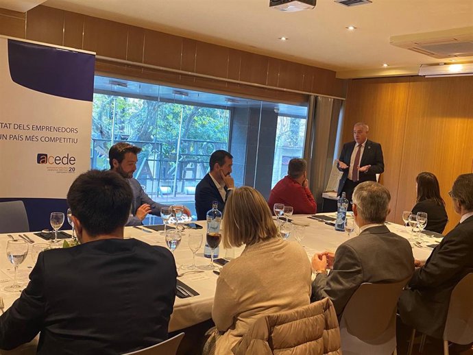 El delegado especial del Estado en el Consorci de la Zona Franca de Barcelona (CZFB), Pere Navarro, durante el encuentro.