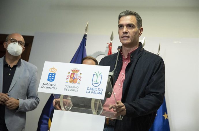 El presidente del Gobierno, Pedro Sánchez, interviene en una rueda de prensa tras una reunión con el Comité Director del PEVOLCA