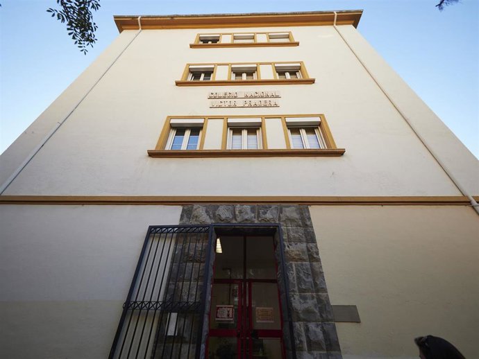 Archivo - Puerta de entrada al Colegio Público Víctor Pradera