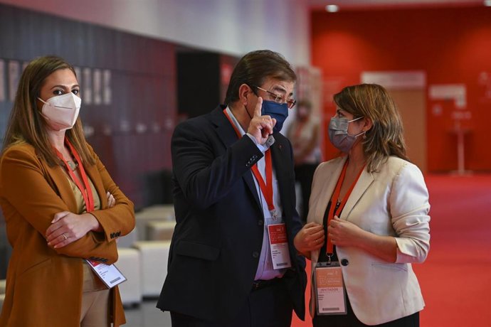 (I-D) La vicesecretaria del PSOE regional, Lara Garlito; el presidente de la Junta de Extremadura y secretario general del PSOE de Extremadura, Guillermo Fernández Vara y la vicesecretaria general del partido, Adriana Lastra, a su llegada al 13 Congreso