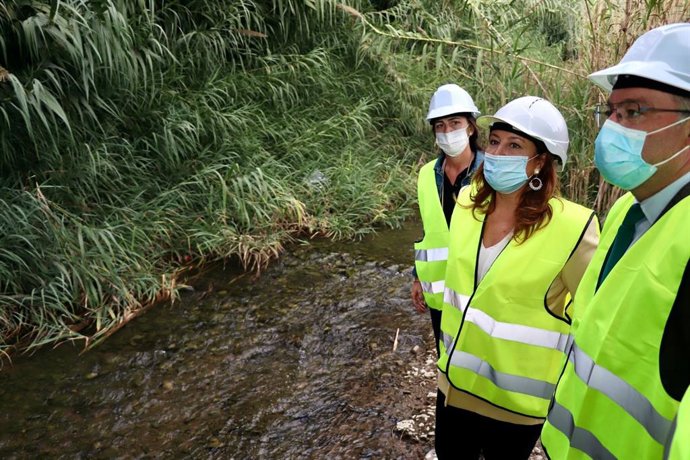 Crespo en su visita al río Adra, en Berja (Almería)