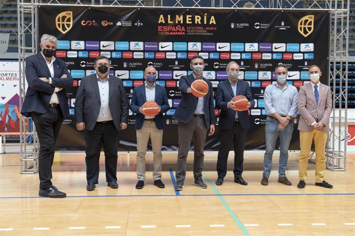 El diputado de Deportes, José Antonio García, participa en la rueda de prensa de presentación del partido de baloncesto femenino entre España y Rumanía
