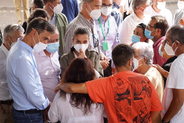 Archive - The President of the Government, Pedro Sánchez;  the President of the Canary Islands, Ángel Víctor Torres;  Queen Letizia and King Felipe VI visit the residents affected by the eruption of the Cumbre Vieja volcano, in the Plaza de la Laguna de Los Llanos