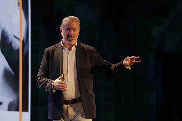 El presidente de la Asociación de Inmobiliarios de Catalunya (AIC) y la Asociación Nacional de Agentes Inmobiliarios (ANAI), Vicen Hernández, durante su intervención.