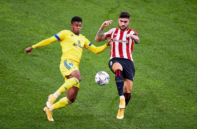 Archivo - Choco Lozano y Unai Núñez pugnan por un balón en el Athletic Club - Cádiz de LaLiga Santander 2020-2021