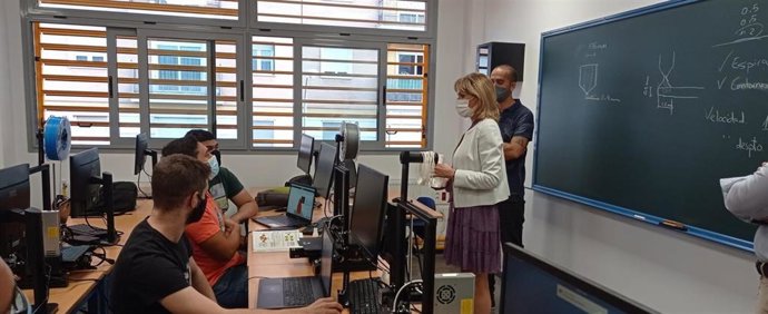 La delegada territorial de Educación y Deporte de la Junta de Andalucía en Córdoba, Inmaculada Troncoso, visita el IES Zoco.