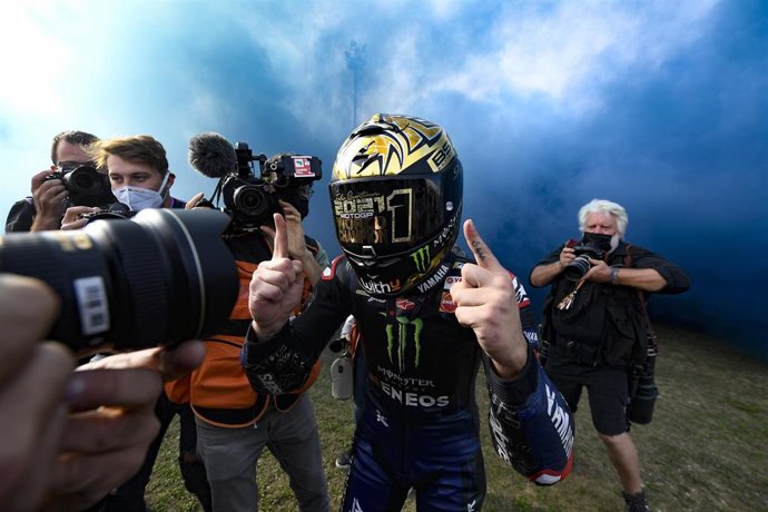 El piloto francés Fabio Quartararo (Yamaha) celebra su primer título Mundial de MotoGP en el Circuito de Misano