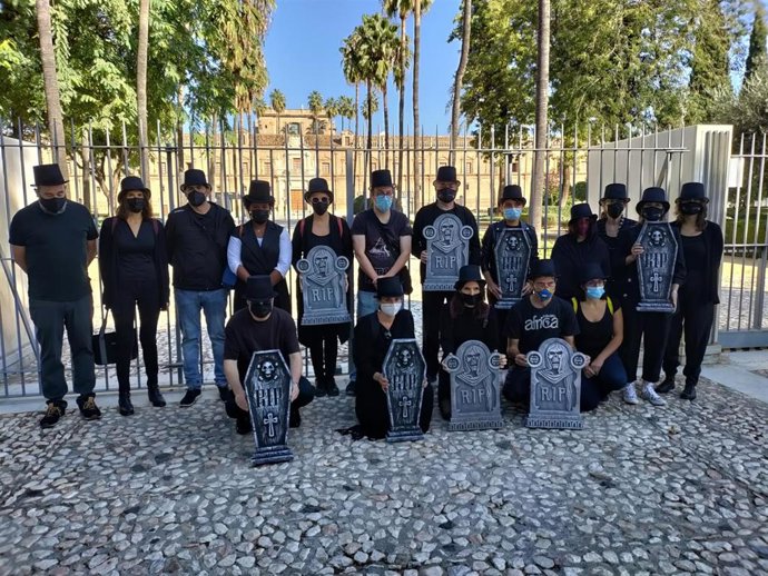 Performance de la CAONGD la pasada semana en la que se escenificaba el entierro de la cooperación andaluza a las puertas del Parlamento.