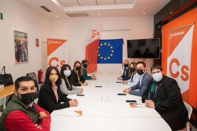 La secretaria autonómica de Programas de Cs en Andalucía, Elena Sumariva, con los jóvenes.